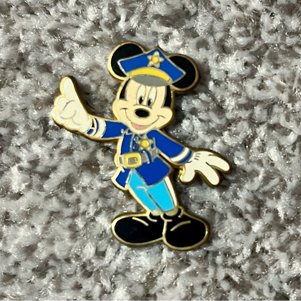 DISNEY MICKEY MOUSE PIN POLICE DEPARTMENT STAR BADGE LT BLUE UNIFORM COPS POINT